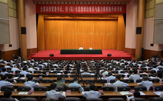 彭清华在为全省高校党委书记、校(院)长作主题报告时强调 坚持把思想政治工作作为学校各项工作的生命线 努力培养中国特色社会主义事业合格建设者和可靠接班人