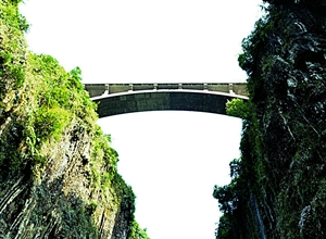 峡谷飞虹 何建民摄影作品