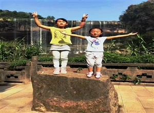 小姐妹 何建民摄影作品