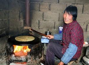 《农家葱香油饼笑开颜》摄影：李新文