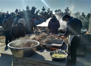 年集上美味飘香的露天羊肉汤 万祖波摄影作品