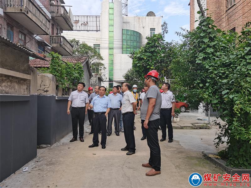 李公峰到中煤三建建安公司烈山区老旧小区改造项目部调研指导工作