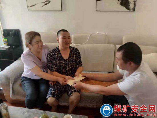 “慰问帮困显真情，洒向人间都是爱”