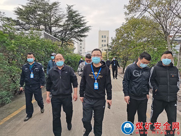 皖北煤电集团公司任楼矿党员活动日扮靓矿区“颜值”