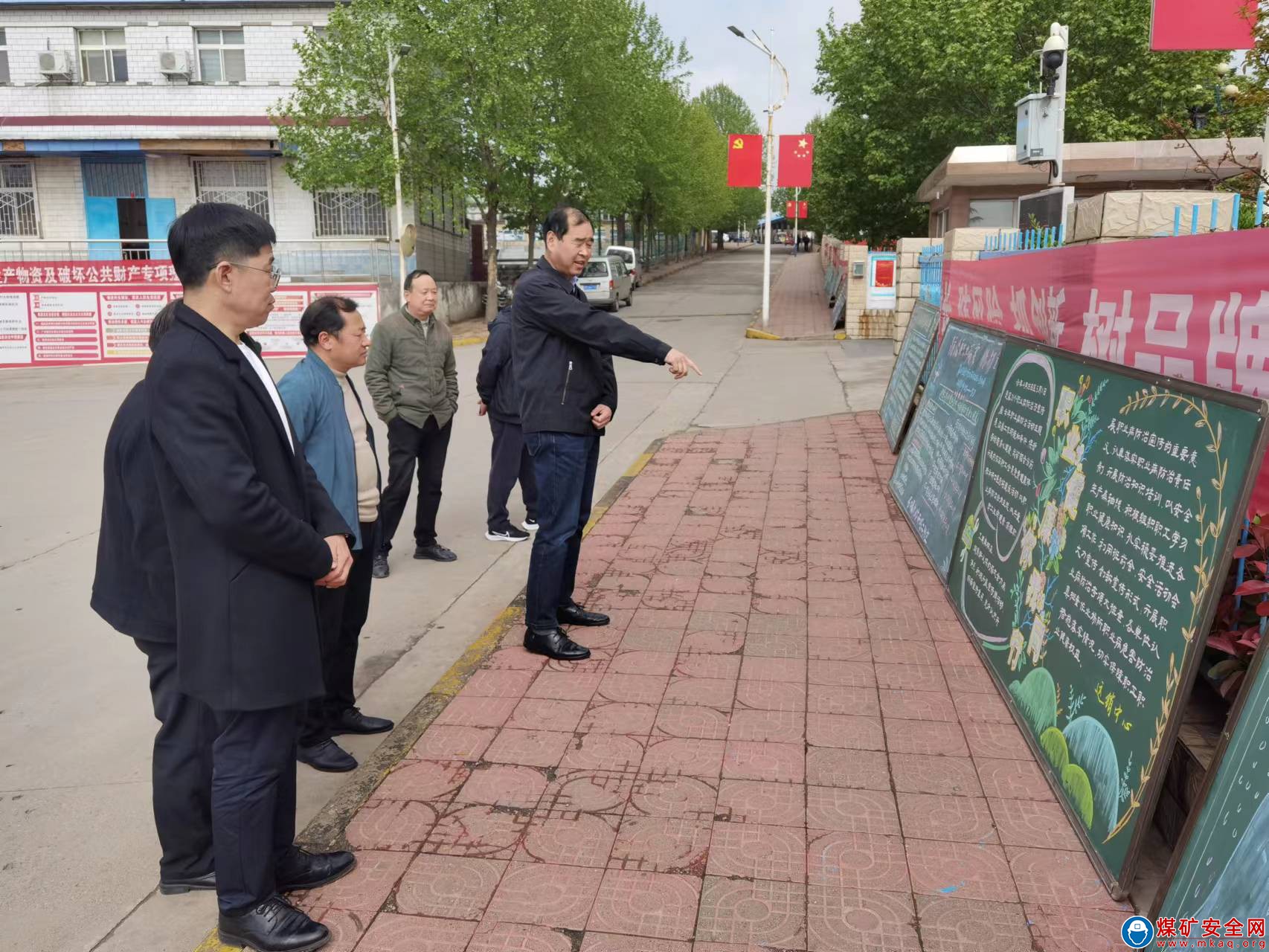 河南能源义煤公司石壕煤矿举办职业病防治法主题板报展活动