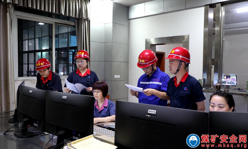  川煤华荣能源渡市选煤发电厂团委夜间查岗保安全