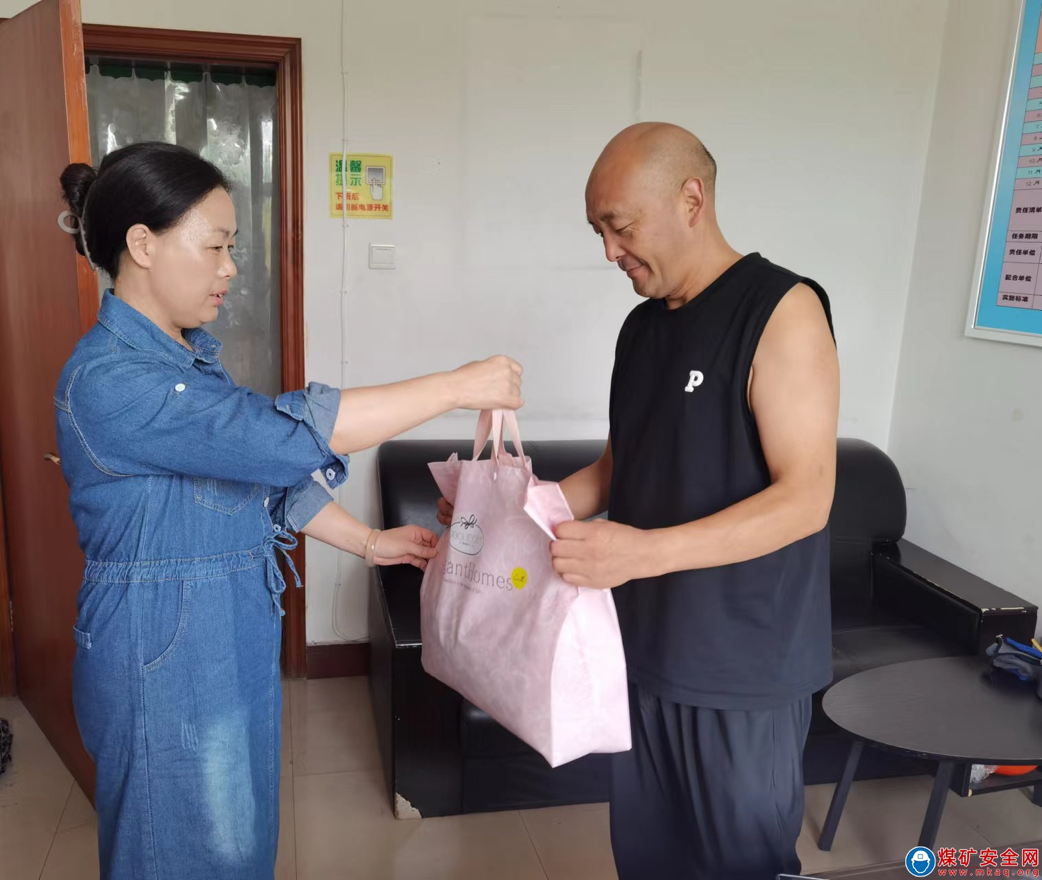 河南能源义煤公司石壕煤矿：小奖励增添正能量