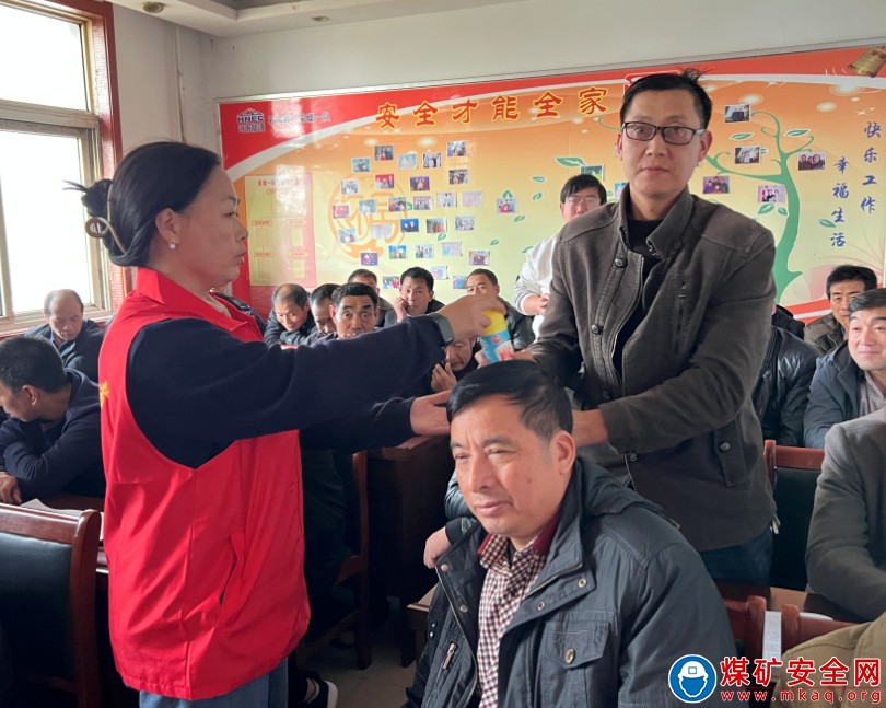 河南能源义煤公司石壕煤矿工会开展“守‘红线’ 查隐患  反‘三违’ 保安全”知识竞答