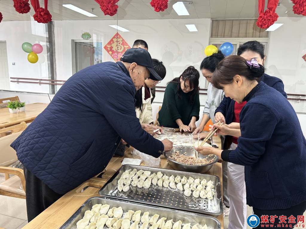 攀煤总医院宝鼎康养中心 组织开展“浓浓冬至情 情暖过寒冬”爱老敬老活动