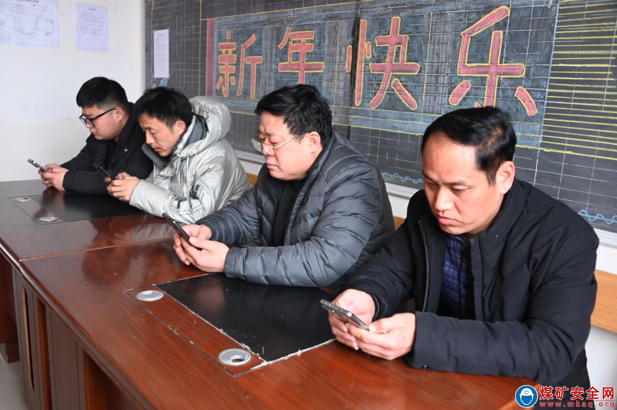 石壕煤矿认真组织干部职工收看全国“两会”直播盛况