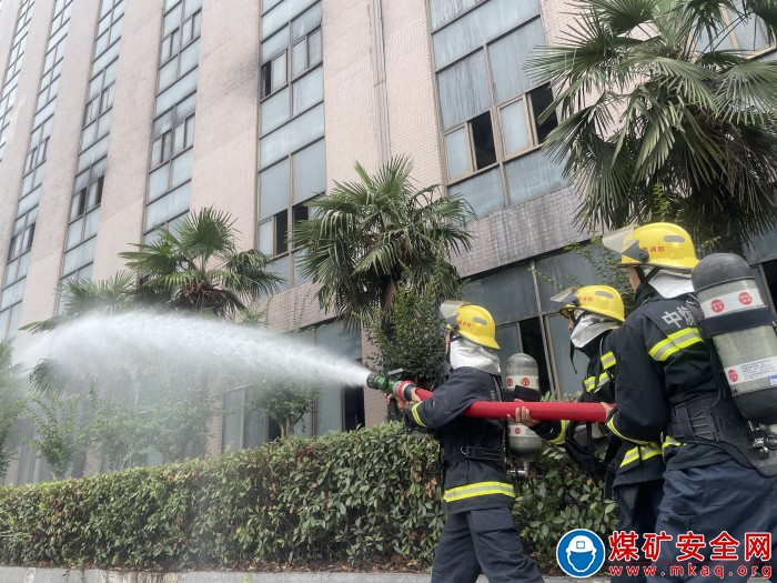 中煤新集公司救护大队：参加火灾事故应急疏散逃生演练