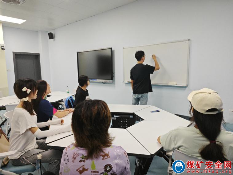 经济管理学院“职场小白”实践团赴徐州 举办职业规划沙龙活动