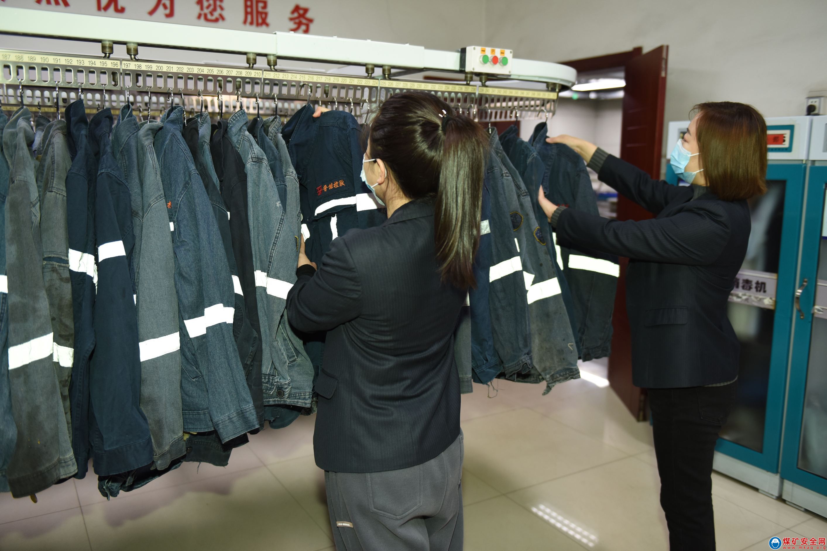 麻家梁煤业公司：服务有“温度” 员工有“衣”靠  