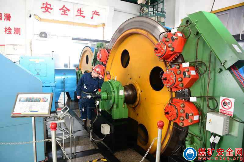 山东能源集团兴隆庄煤矿郭金陵: 新年在巡检现场