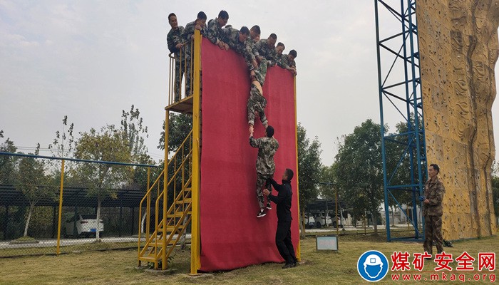 中煤新集公司救护大队：第一期区队长拓展培训圆满结束