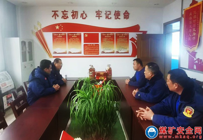 中煤新集公司救护大队：节前慰问困难职工